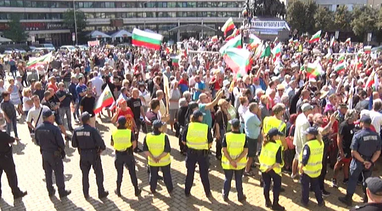 Протестът затвори движението пред парламента