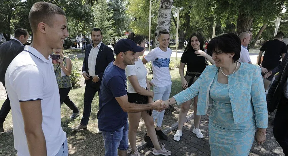 Караянчева: Радев отдавна не е моят президент