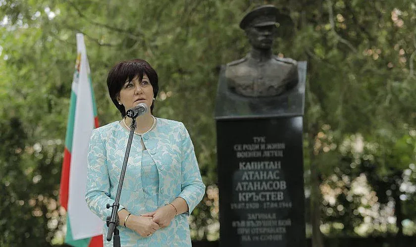 Караянчева: Изходът не е служебен кабинет