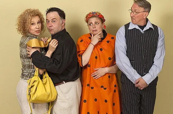 Любовни двойки се сблъскват в Сатирата