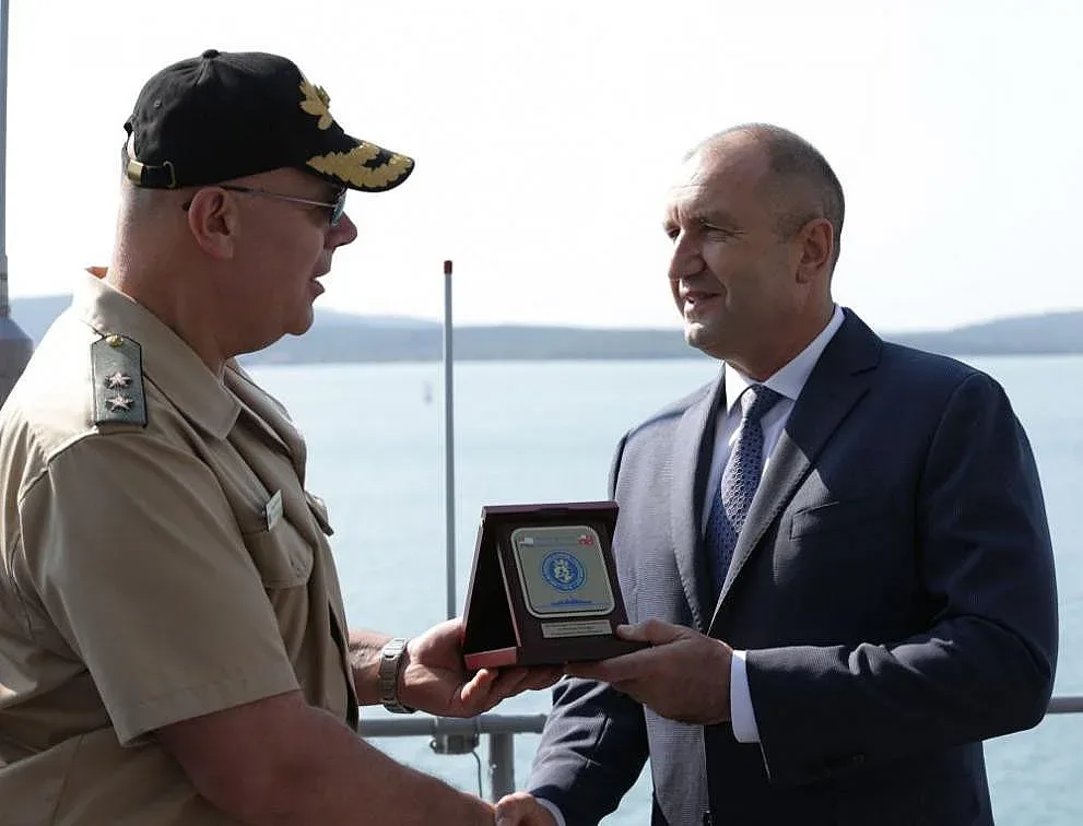 Посрещат Радев с "рубладжия" и с овации