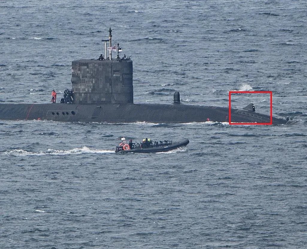 Подводница и ферибот на косъм от катастрофа