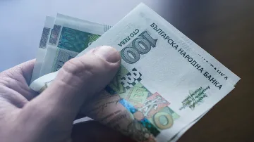 Закопчаха шеф на данъчни инспектори за подкуп