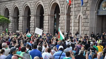 Народът протестира, политиците - коментират