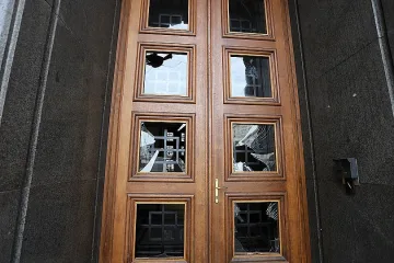 Ето как осъмна бившият Партиен дом (СНИМКИ)