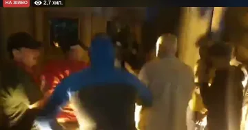 Полицай пострада на протеста, откаран е с линейка