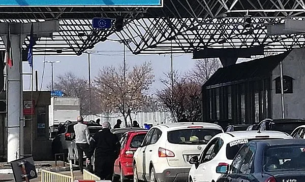 Гръцки медии: Българите мамят с фалшиви тестове