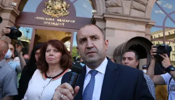 Радев ще мълчи за записите за купения протест