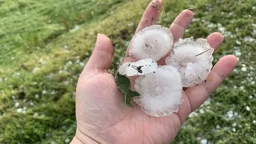 Градушка колкото яйце с невиждани щети. Много места са под вода
