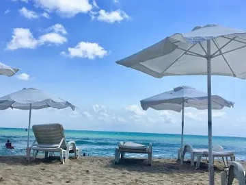 Британците оставиха празни чадърите ни