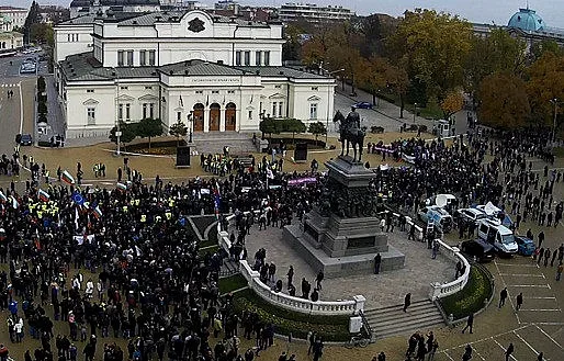 Пеят химна пред парламента