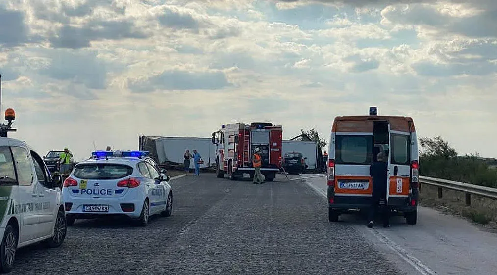 Жестока катастрофа на „Тракия“. Има жертви/ФОТО/