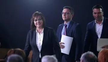 Съпартийци правят сечено на Нинова