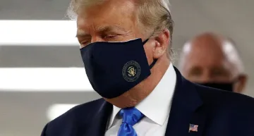 Изненада! Доналд Тръмп се появи с маска