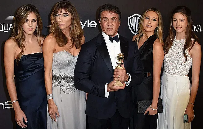 Дженифър Флавин нарязва 324 костюма на Роки