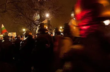 Двама полицаи пострадали при протестите снощи