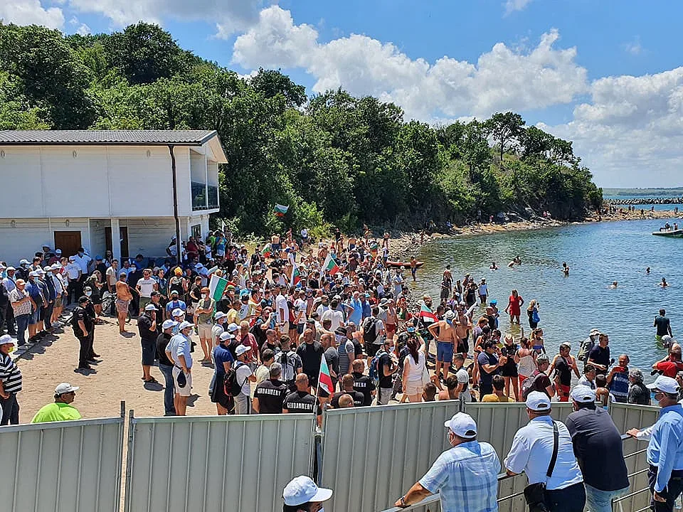 ДПС и плажуващите пяха заедно химна