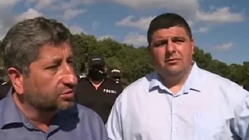Хр. Иванов щурмува полицейския кордон /ОБНОВЕНА/