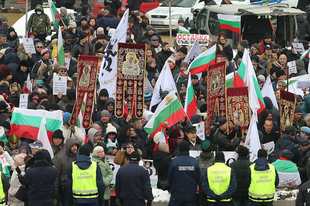 Протестиращи искат отваряне на баровете