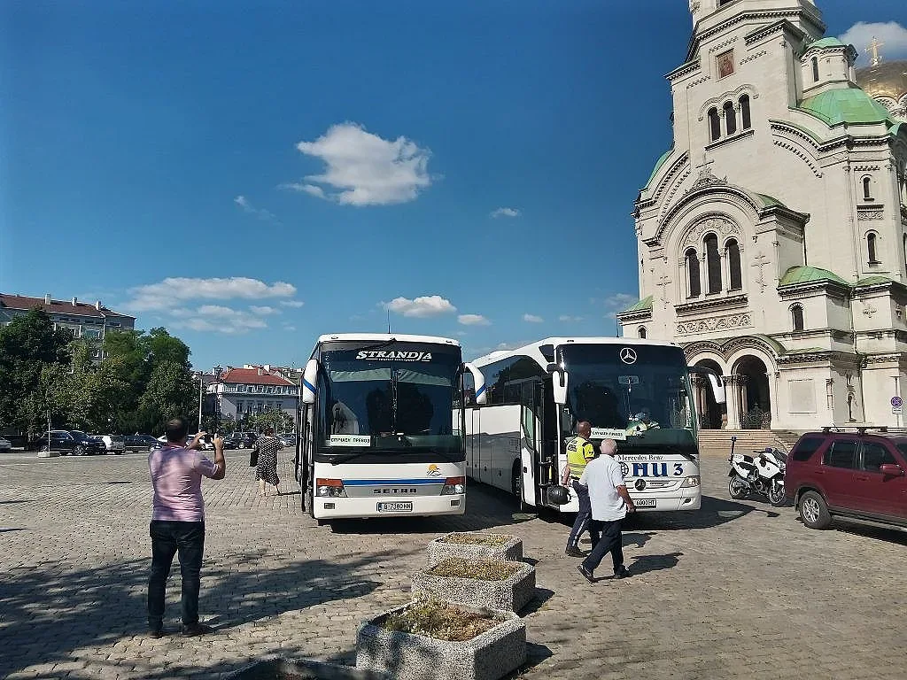 ГЕРБ: Погром с камъни върху автобусите ни