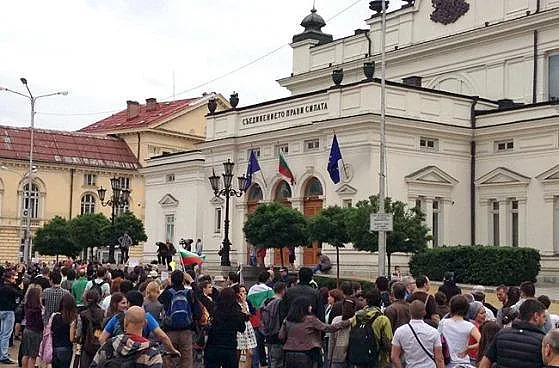 Агитката на Радев с тъпани пред парламента