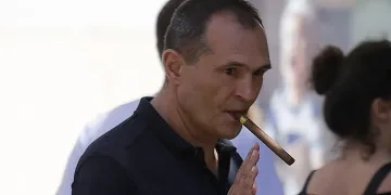Божков дирижира от Дубай клакьорите на Радев