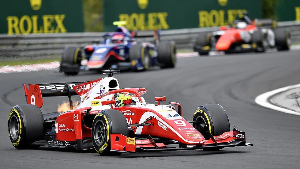Пилотите на F1 разделени още на старта