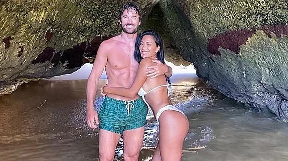 Бившата на Гришо разпуска на плажа