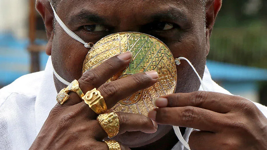 Индиец събра очите на всички със златна маска