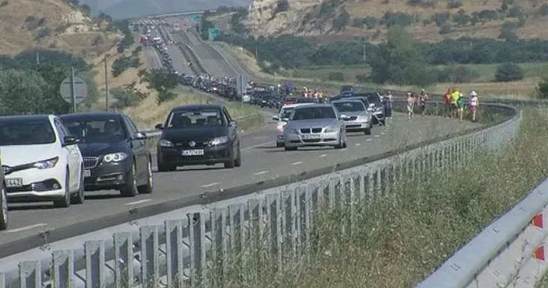 Увиват си колите с кърпи на КПП Кулата