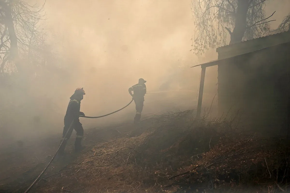 Още гасят пожара в сметището край Разград