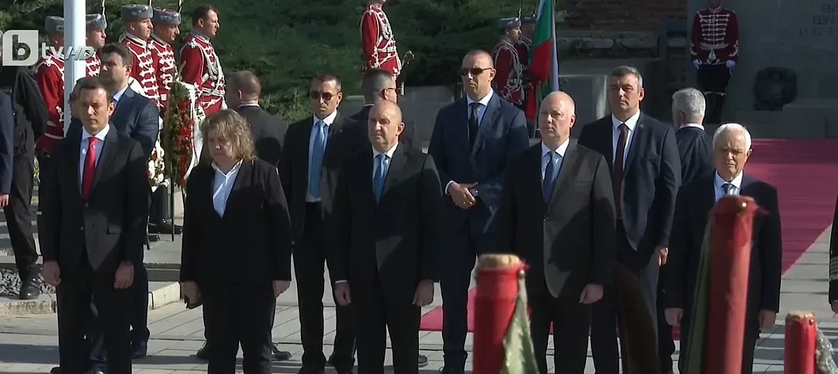 Радев и Желязков един до друг на военния парад