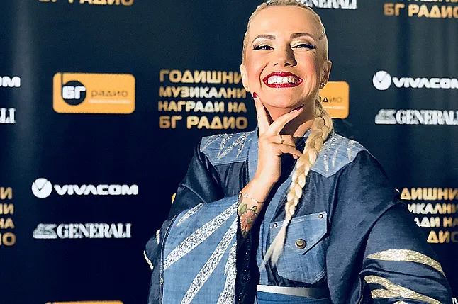 Поли Генова се завръща