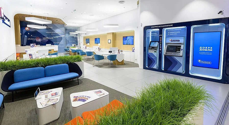 Пощенска банка с модерни дигитални зони за самообслужване
