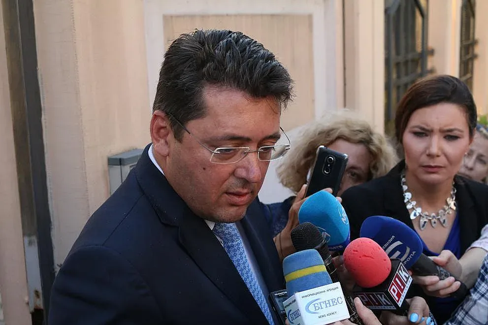 Узунов въртял номерца с мобилния си телефон