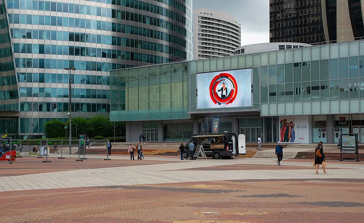 Паника в Париж заради въоръжен в мол