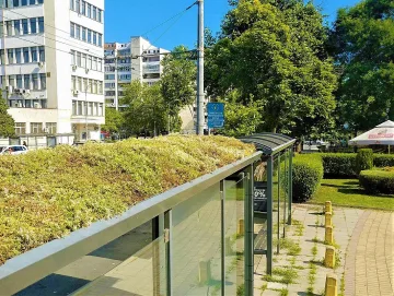 Едната автобусна спирка до БСУ стана „зелена“, скоро и другата