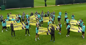 Ливърпул отпразнува титлата с плакати