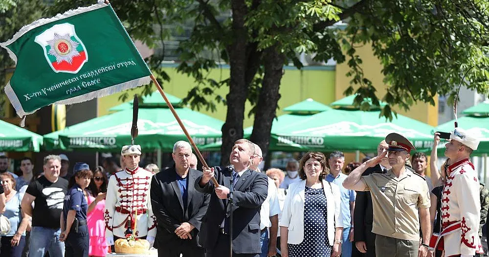 Пак вдигат заплатите в армията догодина