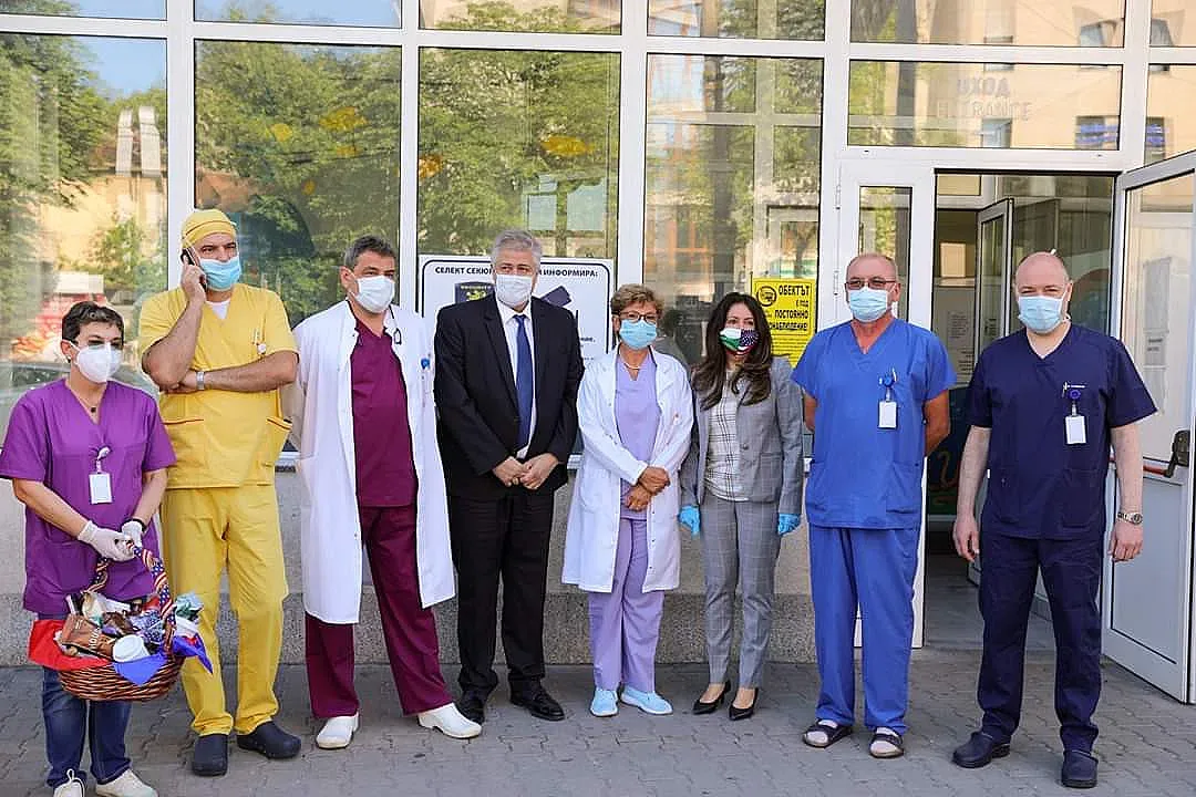 Херо Мустафа подкрепи медиците в Пирогов и ВМА