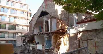 Строеж срути къща в Пловдив, още я оглеждат