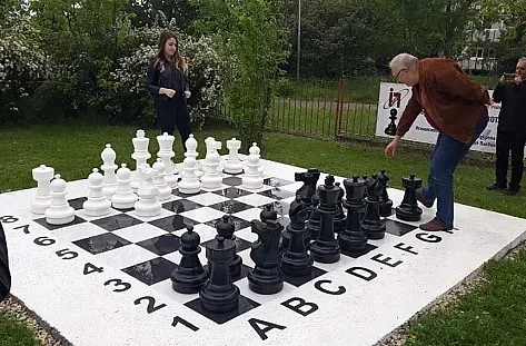 Расисти ли сме, ако играем шах с белите фигури?