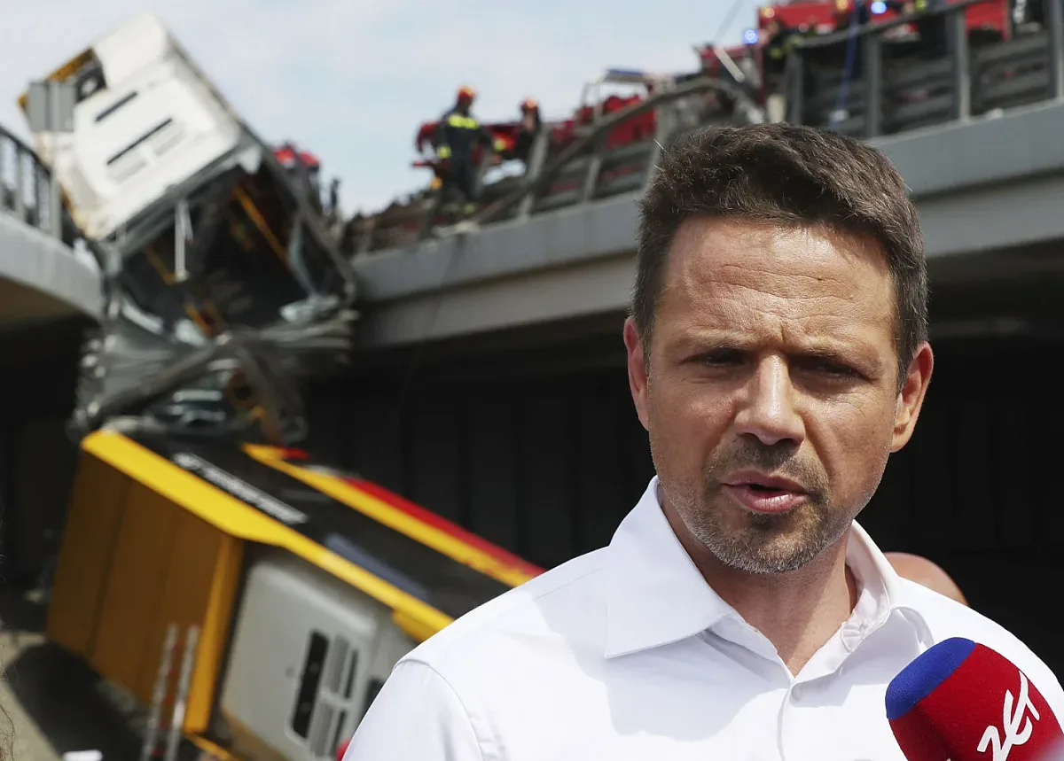 Автобус се разцепи на мост във Варшава