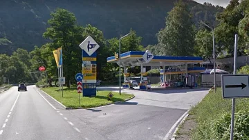 Жена с торба на главата обра бензиностанция