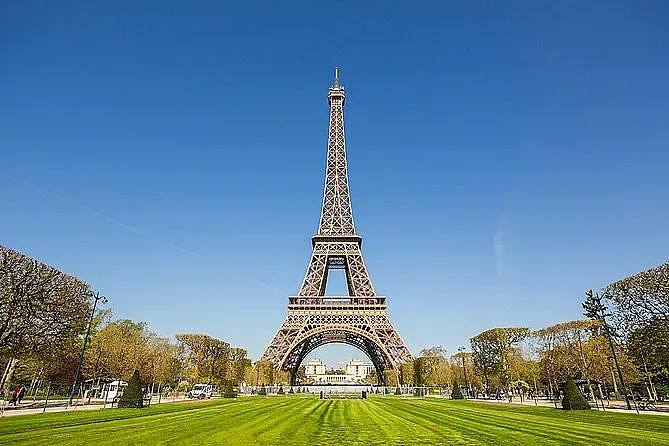 Туристите ще катерят пеша Айфеловата кула