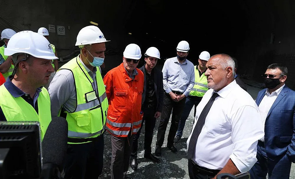 Вижте иконата спасила работниците в тунела СНИМКИ