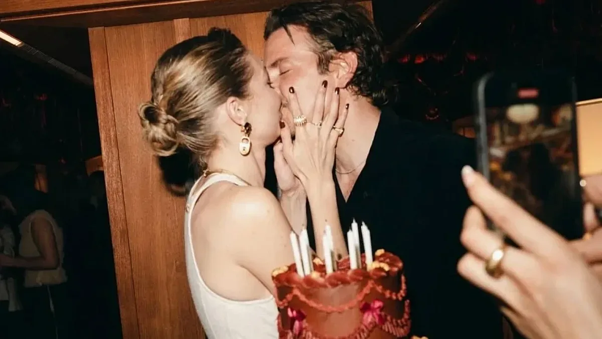 Най-горещата светска двойка се разкри! Целувката на годината