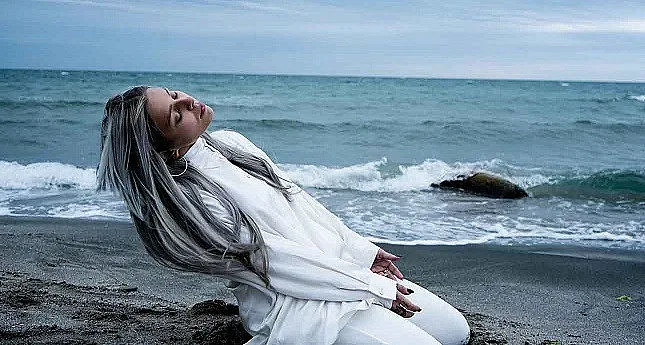 Виктория възбужда страсти с нов клип