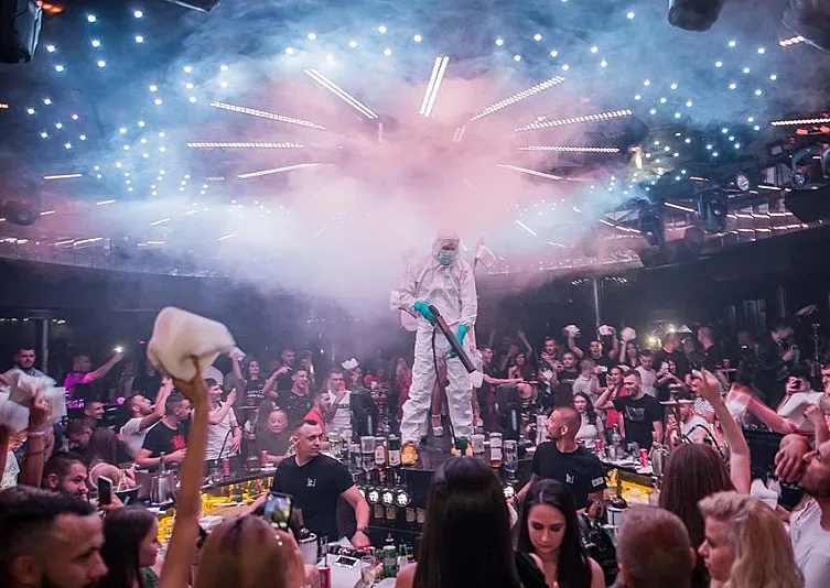 Дискотека се гаври с медиците на първа линия