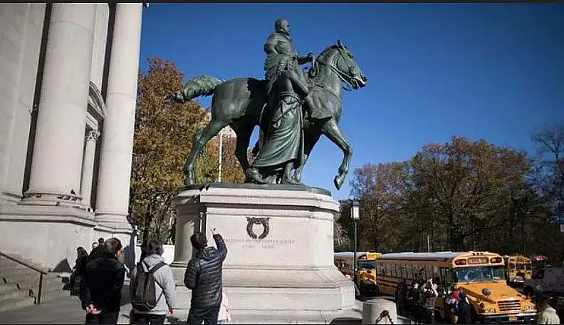 Лудост. Махат паметник на Теодор Рузвелт